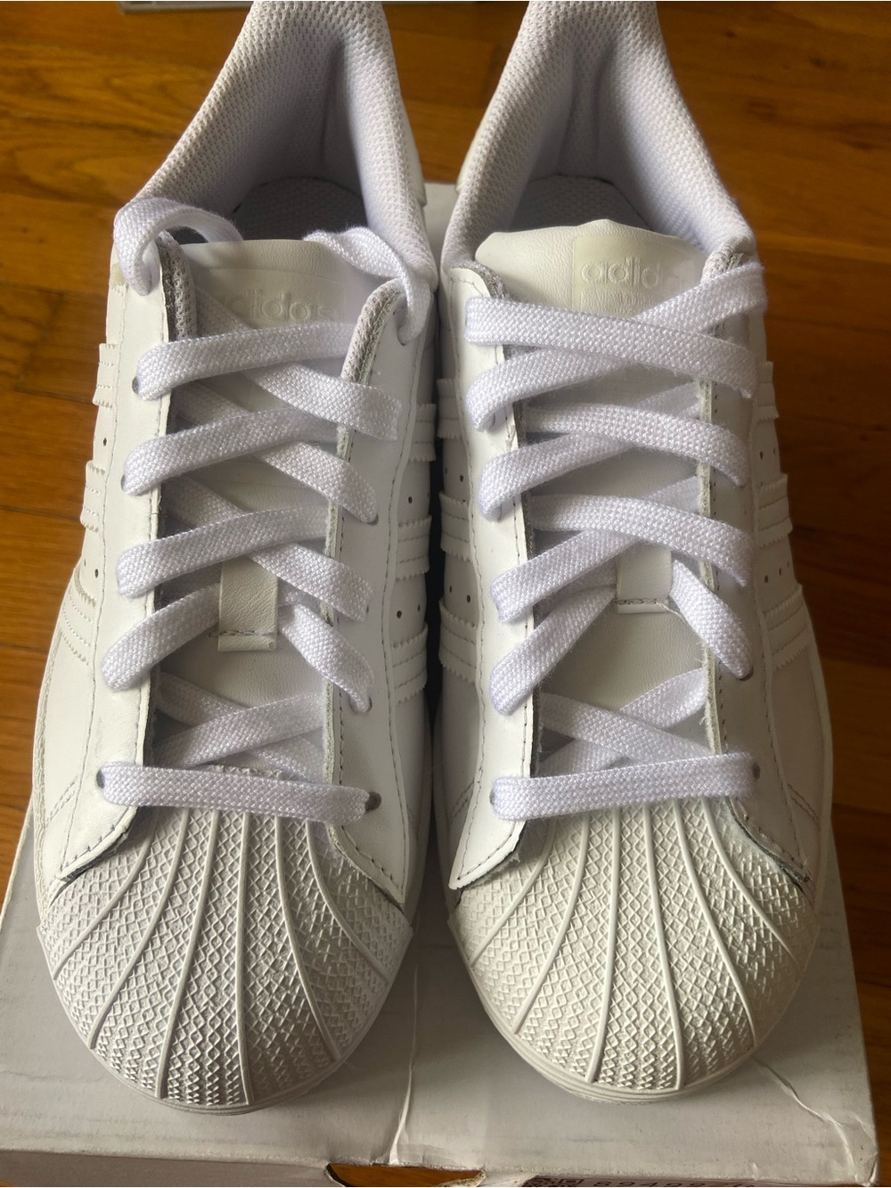 adidas Classic size 4 GS display item left shoe has a little discoloration